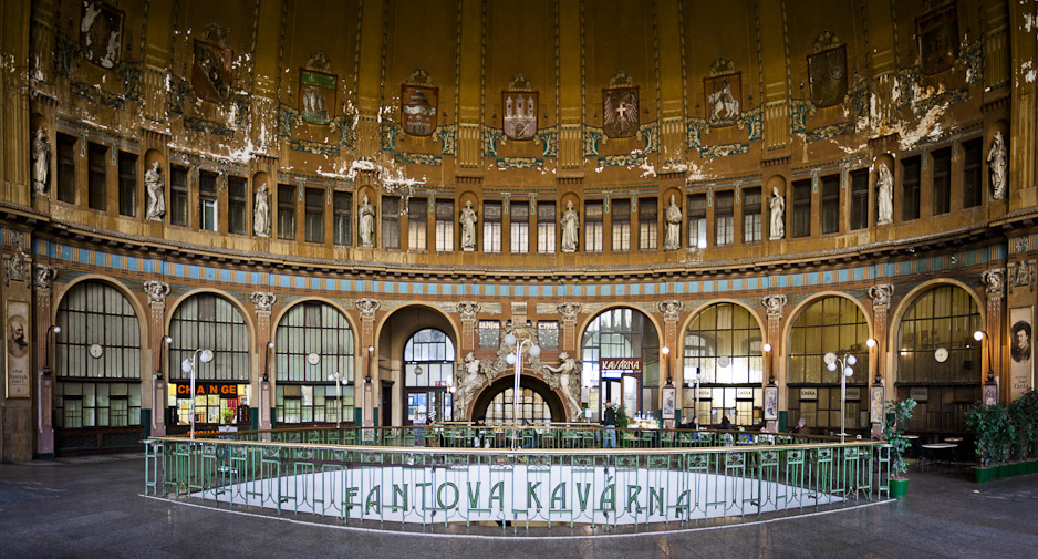 Fantova Kavárna, the historic hall of the main train station, with the ubiquitous currency exchange shop.